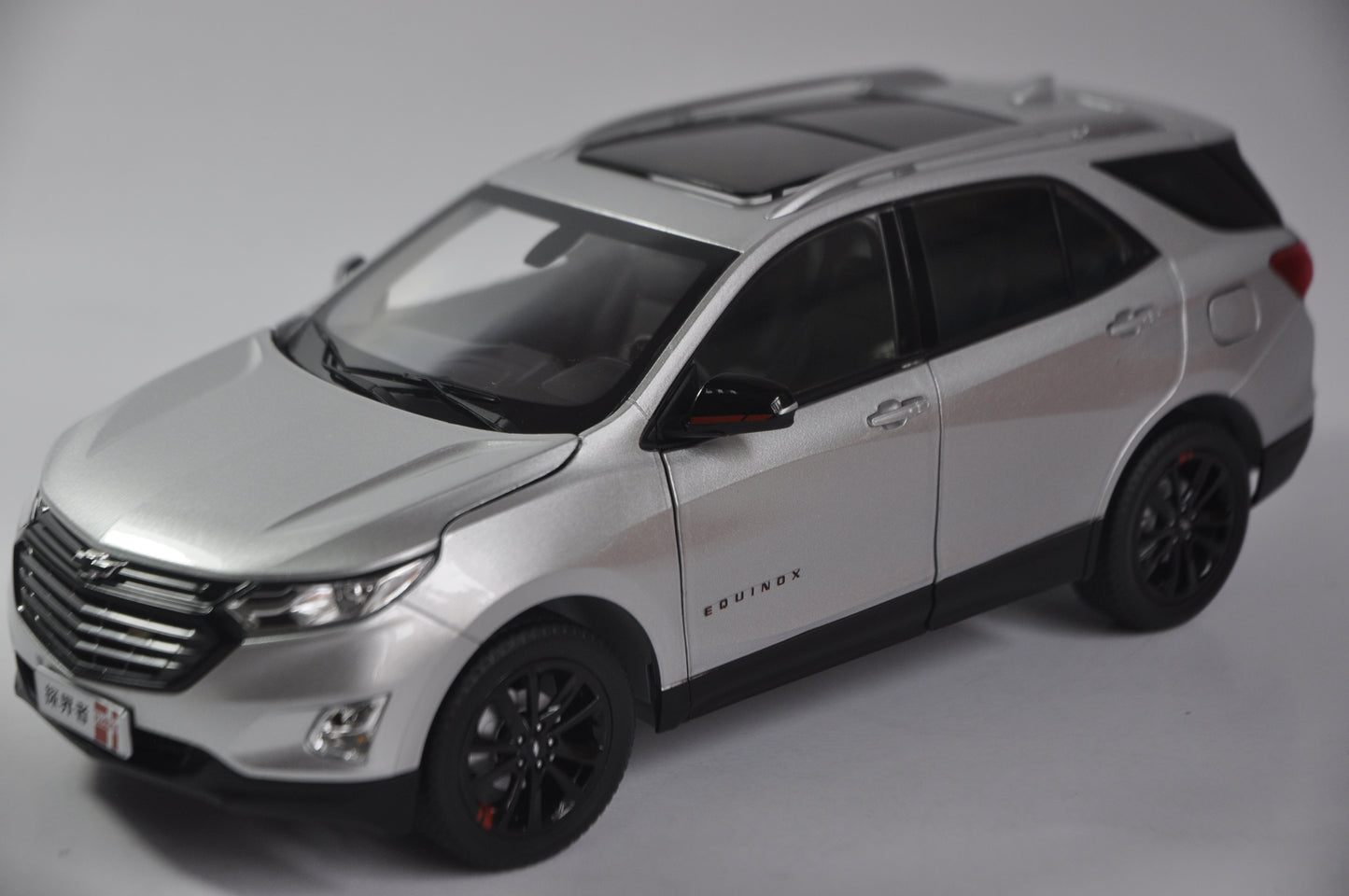 Chevrolet Equinox SUV Diecast model in Silver 1/18 Scale