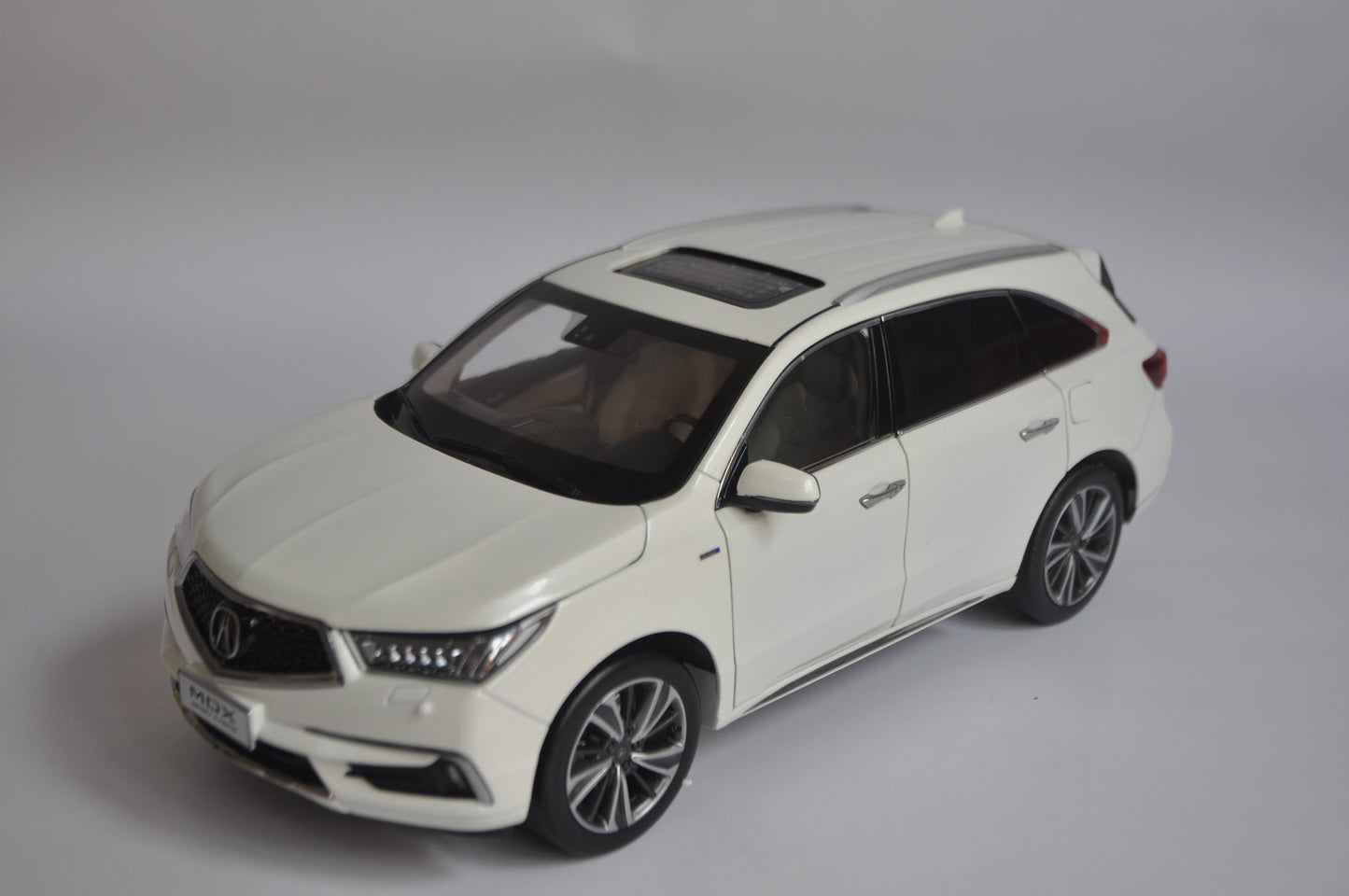 Acura MDX 2019 SUV Diecast model in White 1/18 Scale