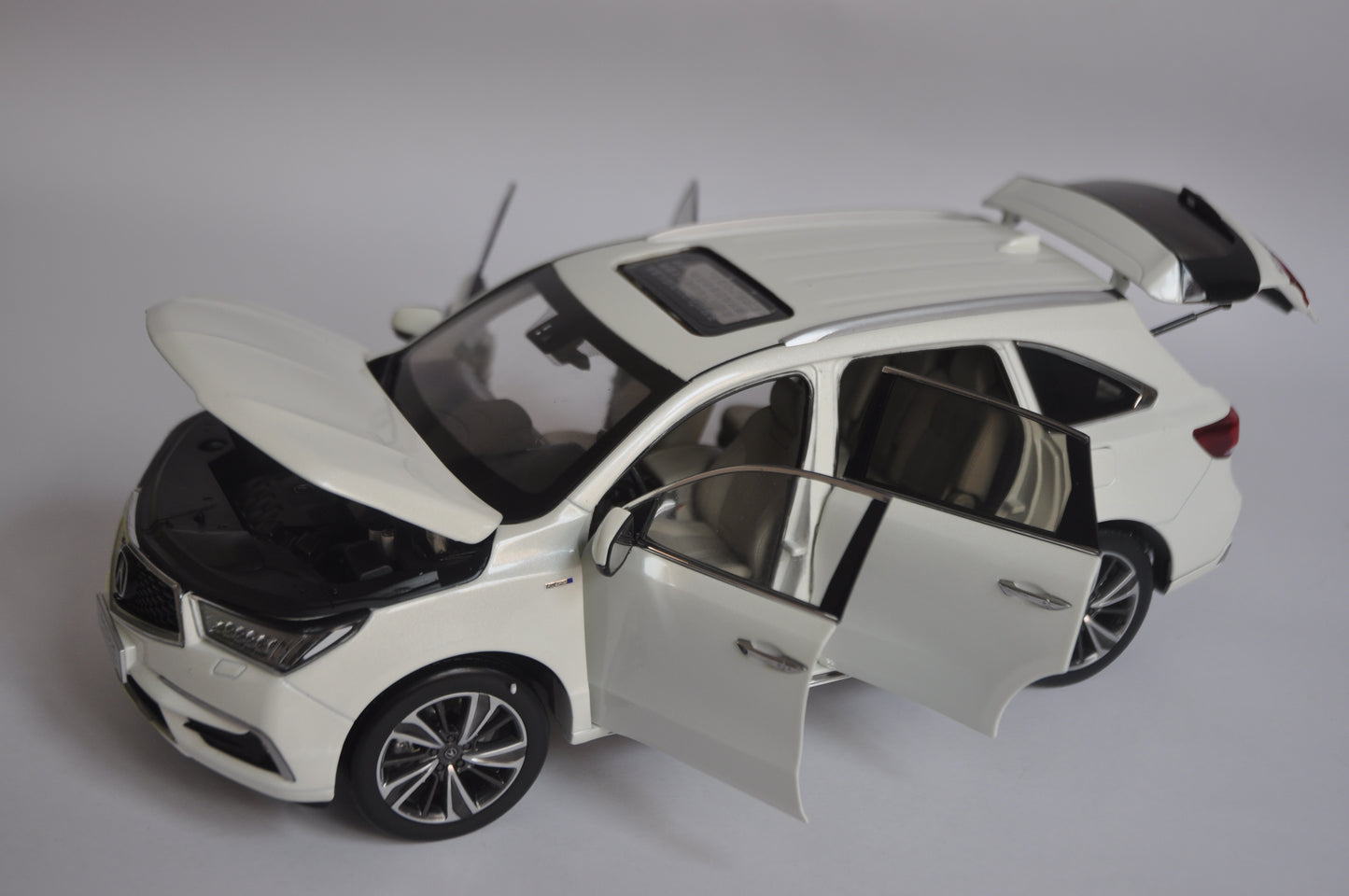 Acura MDX 2019 SUV Diecast model in White 1/18 Scale