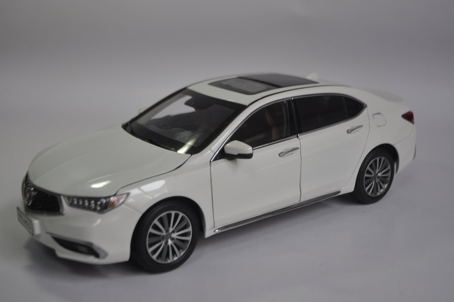 Acura TLX.L 2019 Diecast model car in White 1/18 Scale