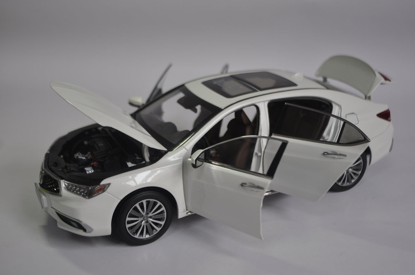 Acura TLX.L 2019 Diecast model car in White 1/18 Scale