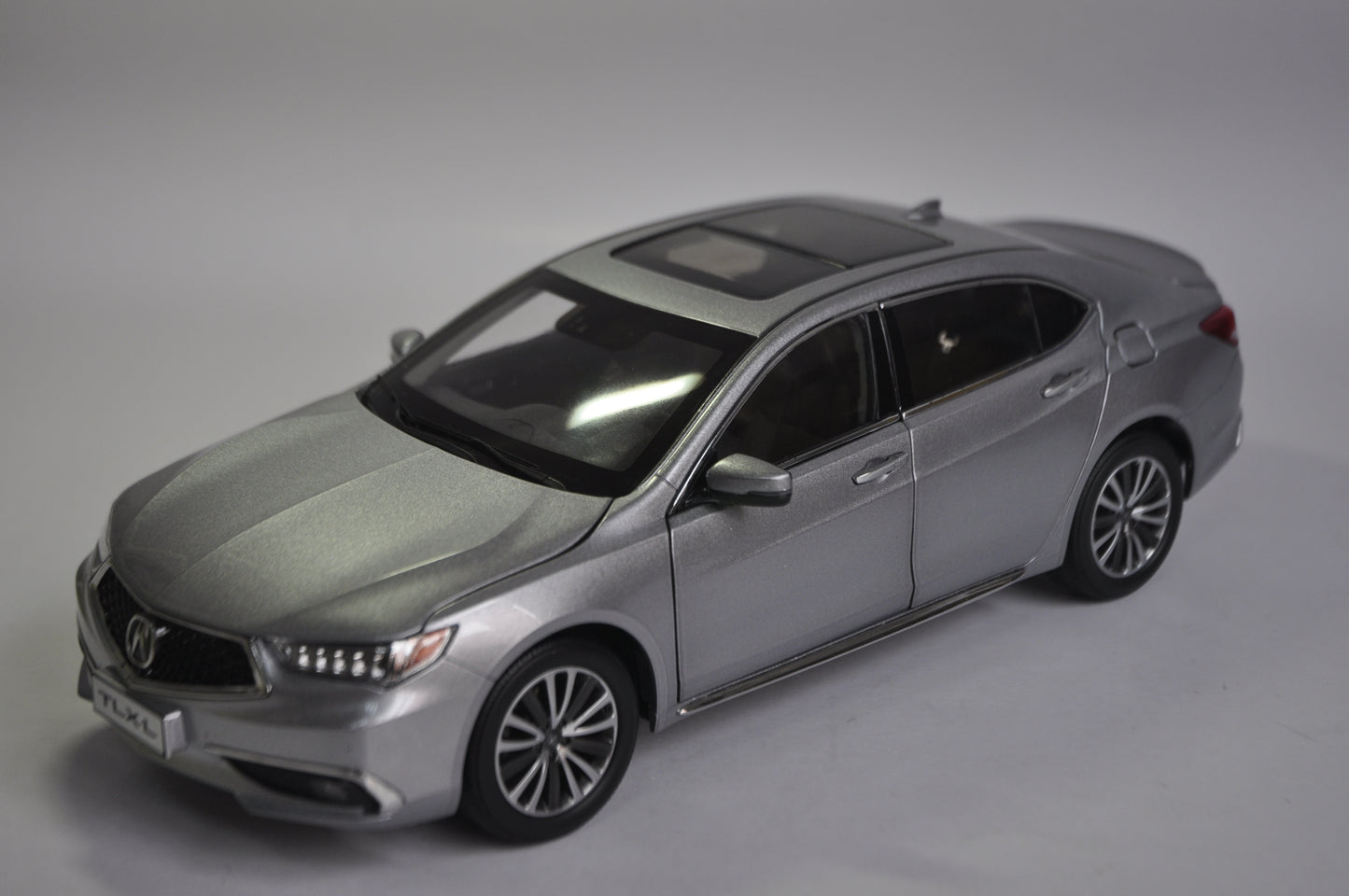 Acura TLX.L 2019 Diecast model car in Silver 1/18 Scale